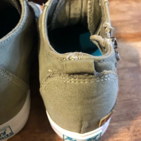 Super cute olive green sneaker wedges - Picture 2 of 5